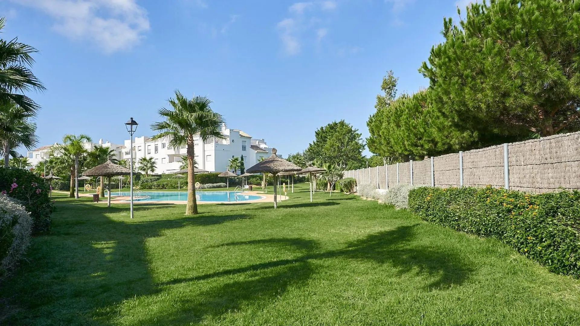 Lightbooking Lake Gardens Chipiona 0*,